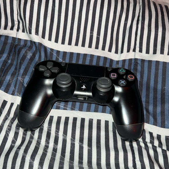 PS4 - Picture 2 of 3